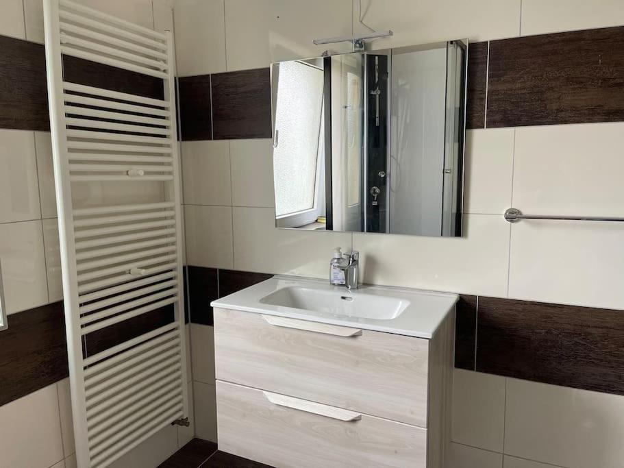 Duesseldorf Messe And Airport, 2-Bedroom Apartment With Kitchen And Garden Duisburg Exteriör bild